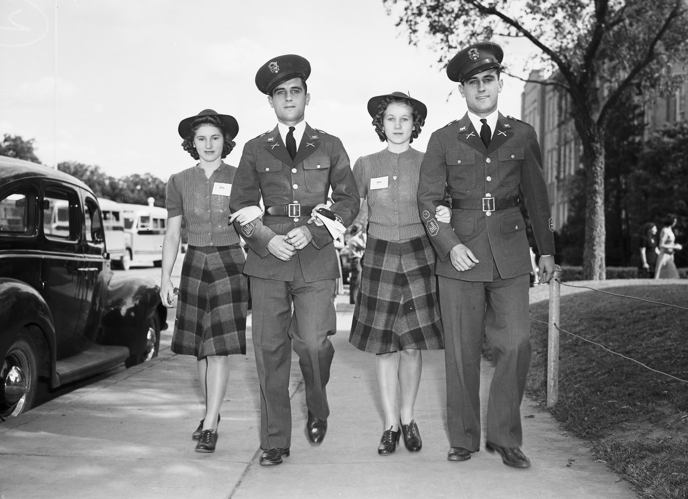 1940 twins escorting twins